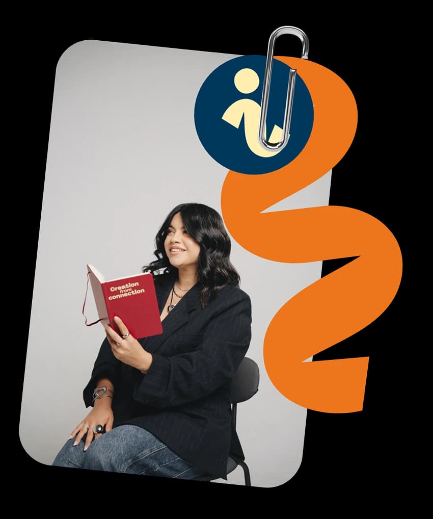 Mujer leyendo un libro con concentración